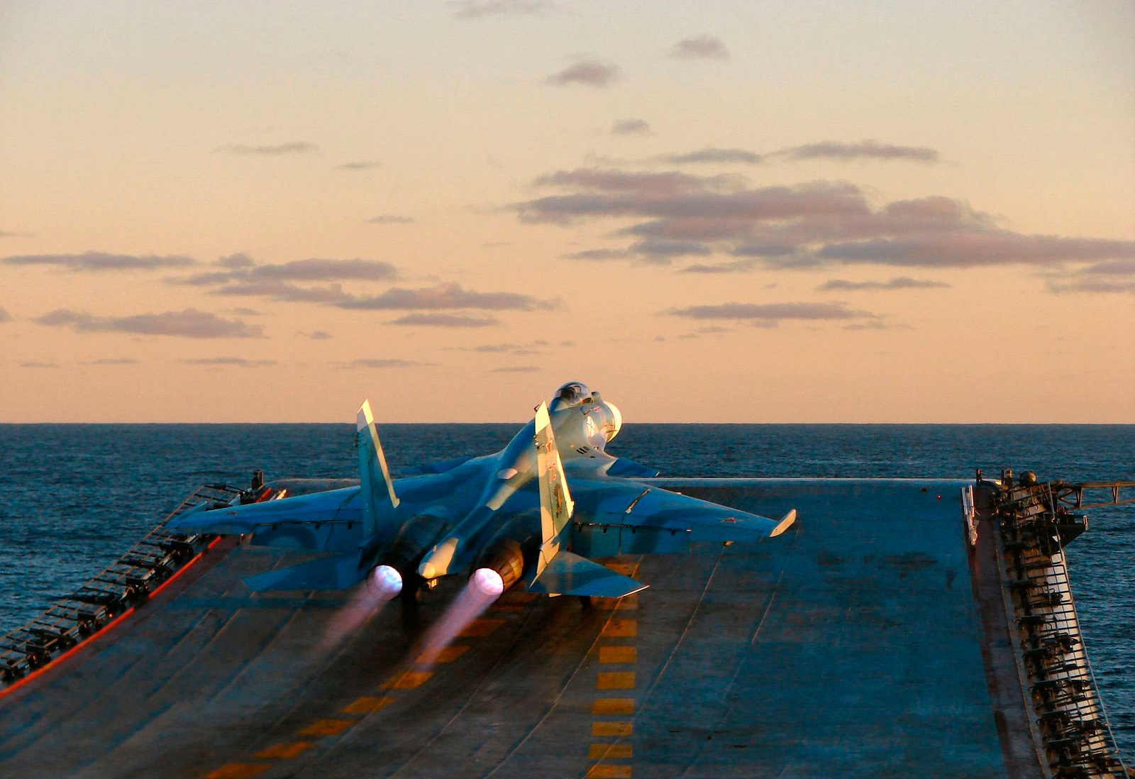Caças do porta-aviões russo “Kuznetsov” dão início a operações de voo na costa da Síria