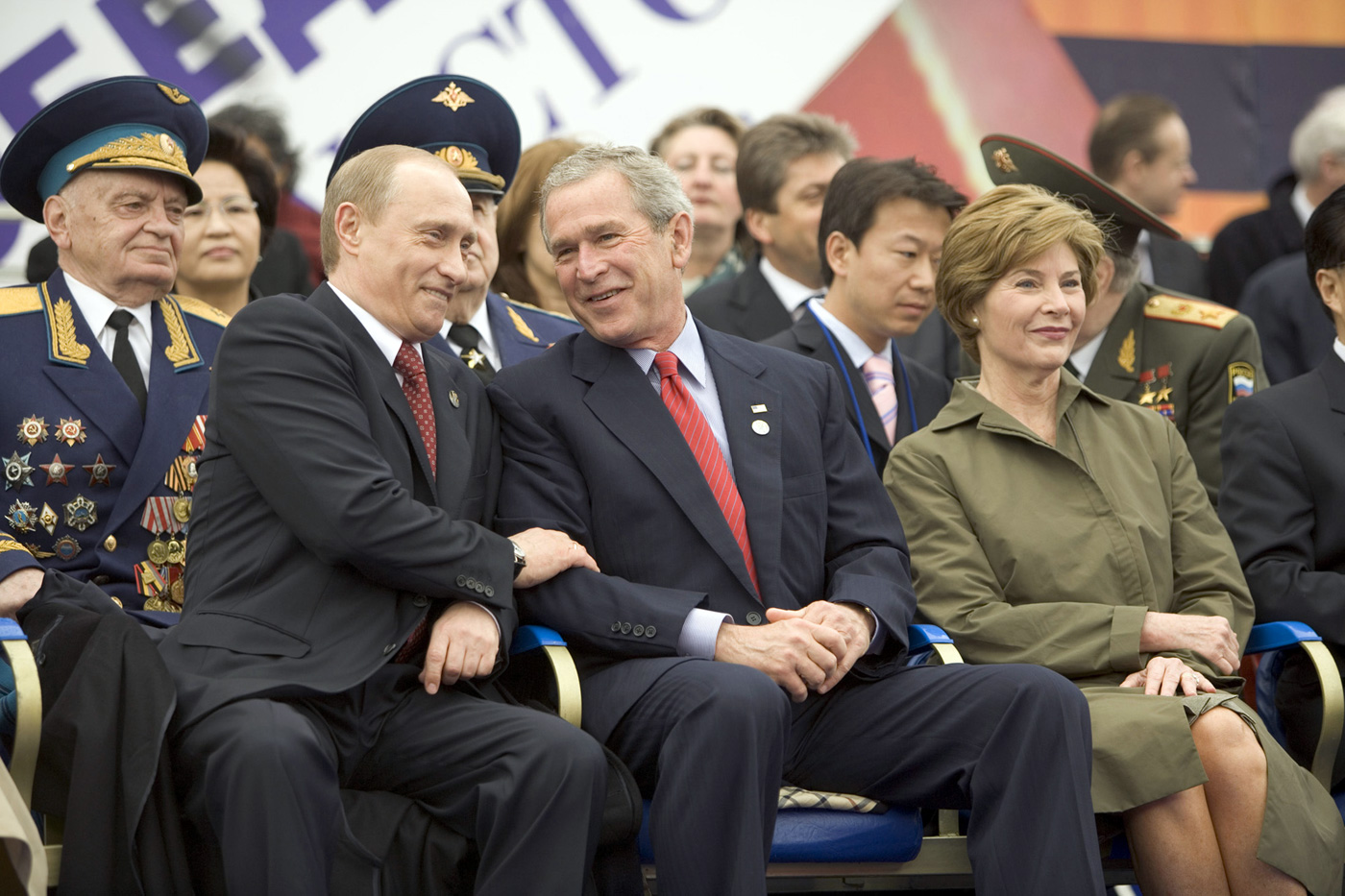 Почему закрывают победу. Джордж Буш на параде 2005. Джордж Буш на параде в Москве. Буш на параде в Москве Победы 2005.
