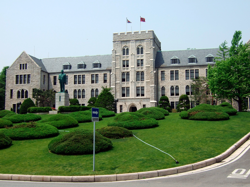 Main university. Университет коре в Южной Корее. Корея Юниверсити университет. Университет Йонсей Южная Корея. Университет корё кампус.