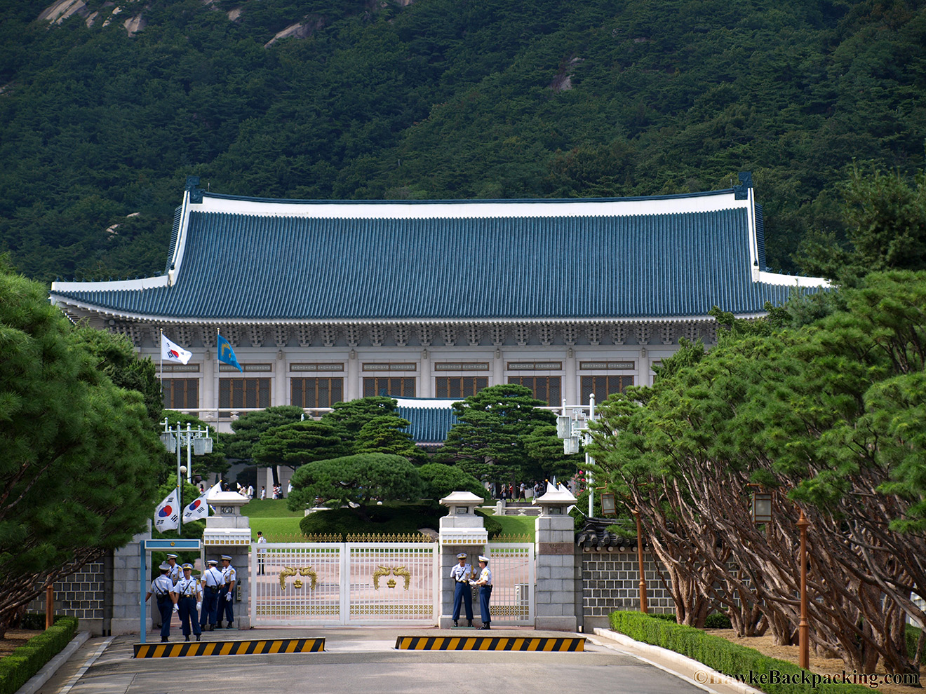 голубой дворец сеул. синий дом корея. голубой дом южная корея. президентская резиденция чхонвадэ. президентская резиденция чхонвадэ.
