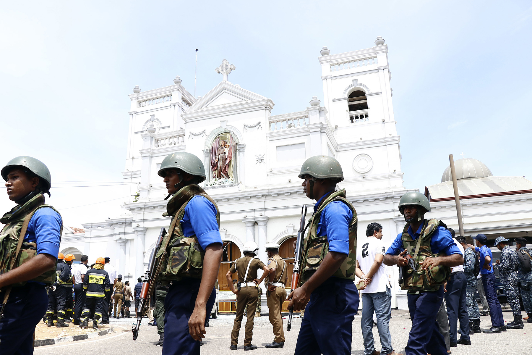 Кто организовал нападение. Спецслужбы Колумбии. Полиция на Шри Ланке. Полицейская Баррикада в Шри-Ланке.