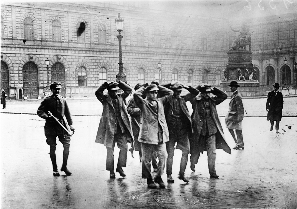 Photo_-_München_-_Max-Joseph-Platz_-_gefangene_Rotgardisten_-_1919.jpg