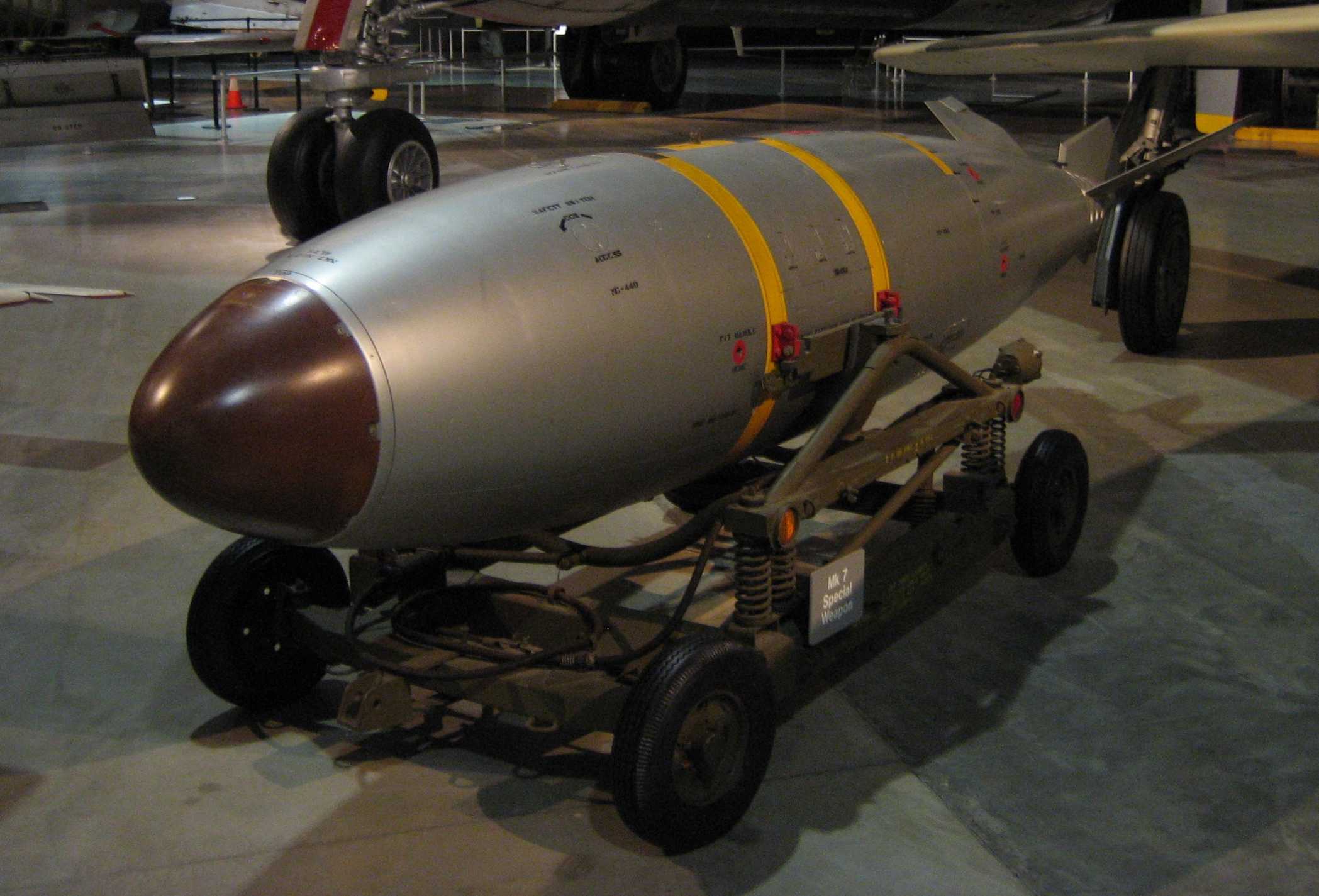 Атомная бомба в америке. Ядерная бомба b61. B61 ядерное оружие. Ядерная бомба b61 мощность. Американская атомная бомба b61.